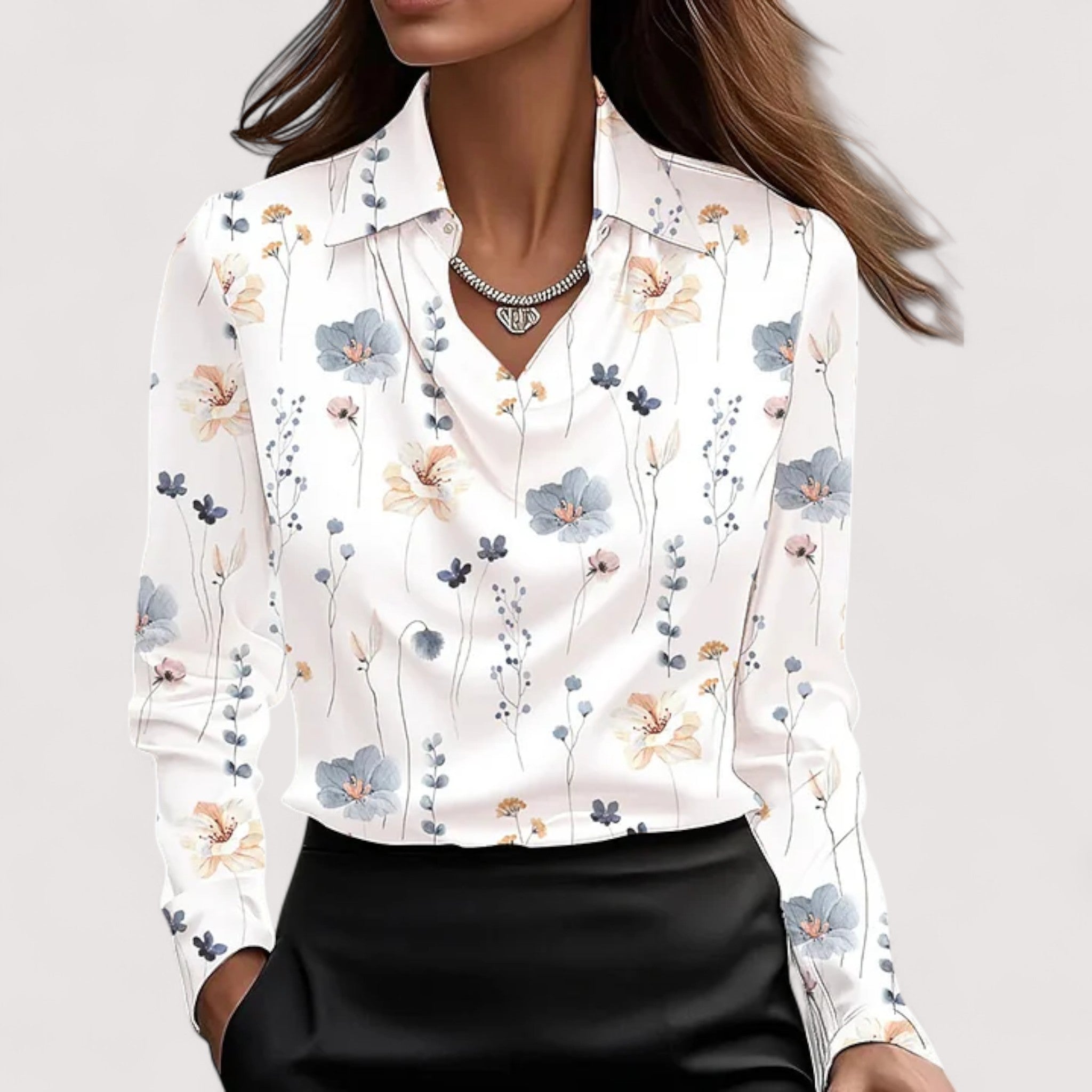 Ingeborg™ | Elegant satinbluse med V-hals