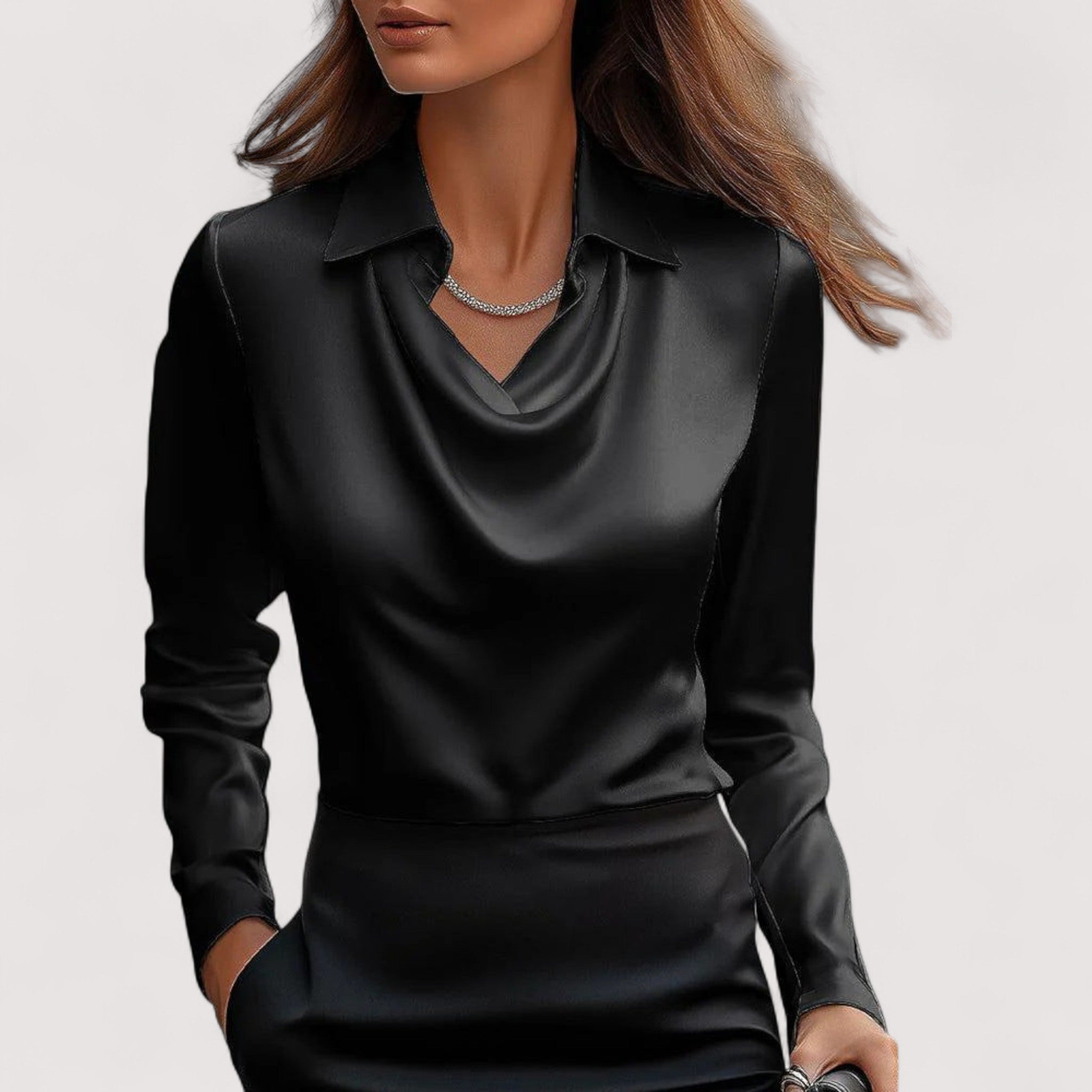 Ingeborg™ | Elegant satinbluse med V-hals