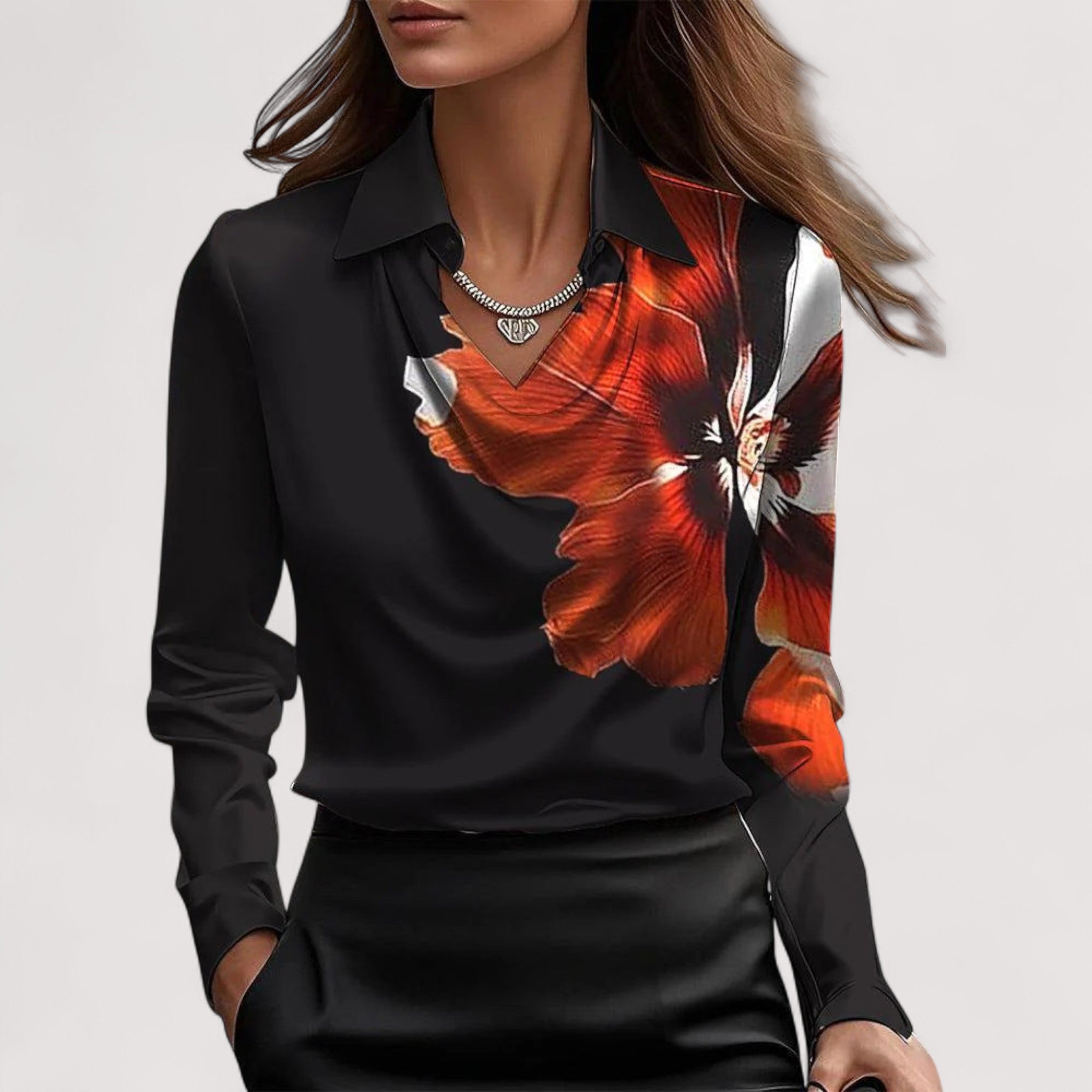 Ingeborg™ | Elegant satinbluse med V-hals